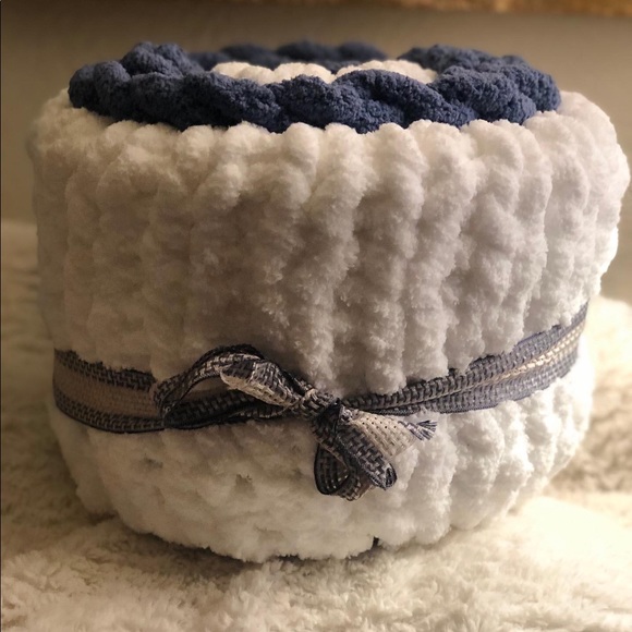 TAKING ORDERS NOW I make chunky blankets , small 65.00, med 85.00, large 145.00 - Picture 6 of 16